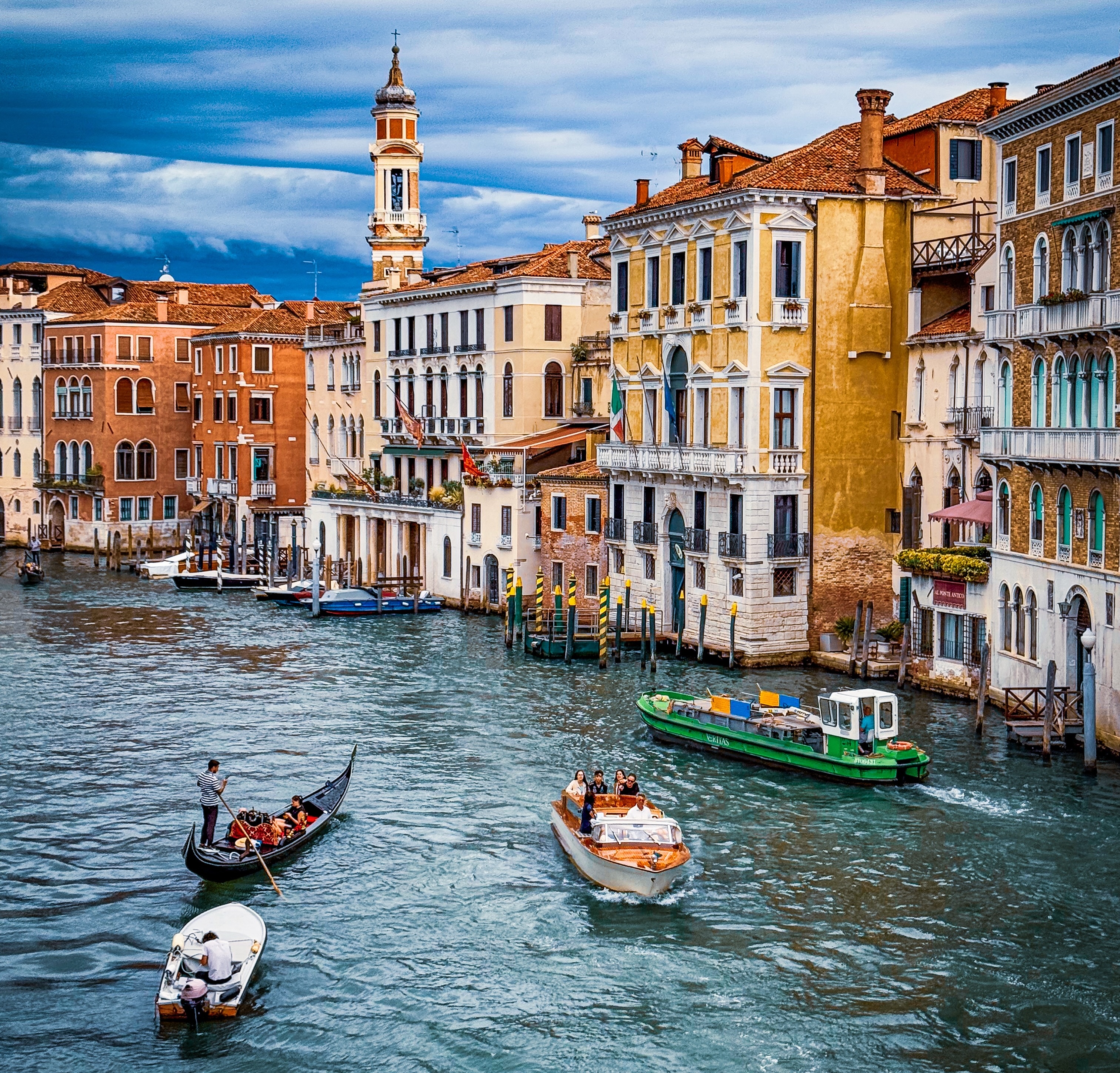 Góndola recorriendo un canal en Venecia